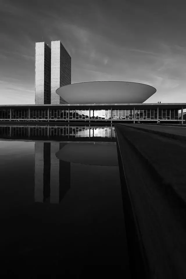 Congresso Nacional refletido no espelho d'água, em Brasília, cidade onde a CLM Controller atende empresas de Lucro Real