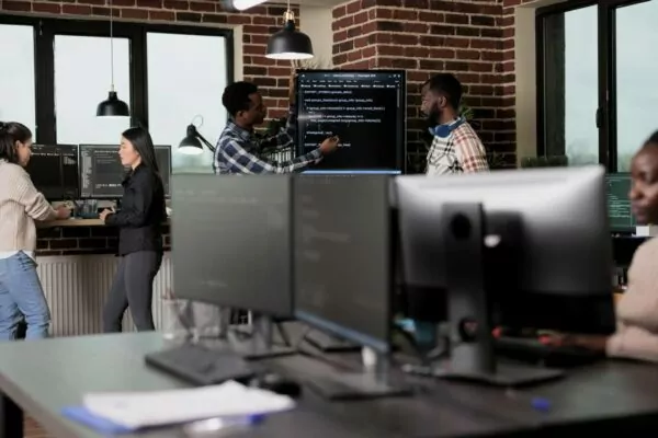 Empresa de informática con empleados y ordenadores