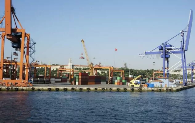 guindaste-elevaçao-transporte-conteineres-porto- marítimo