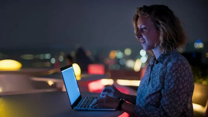 woman-wearing-a-laptop-in-the-dark