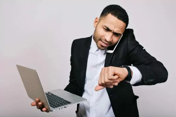 retrato-trabalhador-jovem-ocupado-na-camisa-branca-jaqueta-preta-falando-no-telefone-e-olhando-para-o-relogio-homem-de-negocios-elegante-trabalhando-com-laptop-witj-hora-de-trabalhar-reuniao