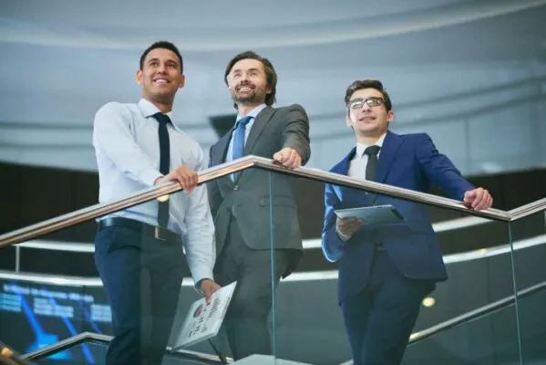 três empresários olhando para o futuro