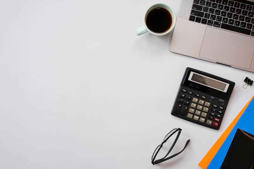oficina-espacio-de-trabajo-con-portátil-y-una-taza-de-café