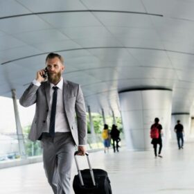 empresários-caminhar-ligar-telefone-bagagem-viagem de negócios