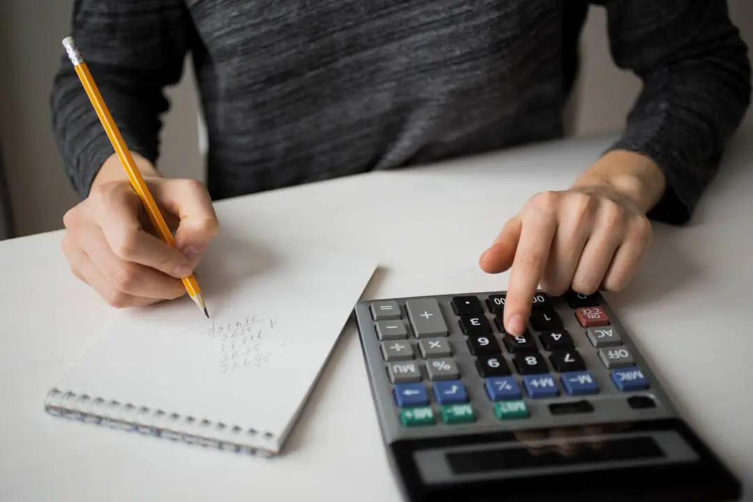 cuaderno-persona-y-calculadora