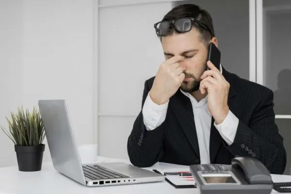 hombre-de-empresa-que-tiene-un-dia-dificil-en-la-oficina