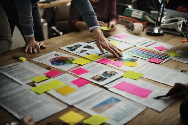 empresarios-estao-fazendo-um-brainstorming