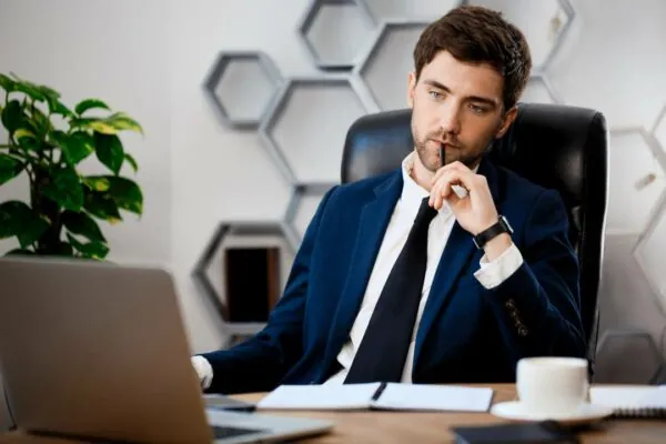 joven-empresario-de-éxito-sede-trabajo-oficina-fondo