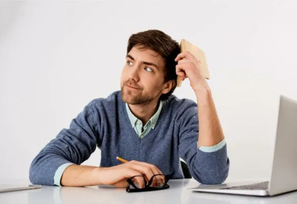 pensativo-problemático-joven-oficinista-sin-ideas-desviando-el-desvío-con-haciendo-cara-de-serio-intentando-ideas-nuevas-siguiendo-la-historia-planificador-lápiz