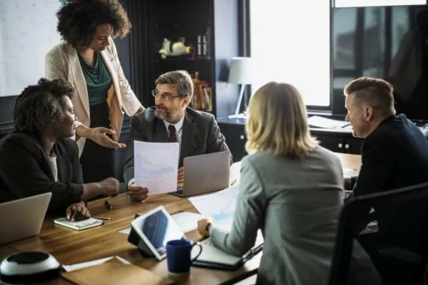 personas-empresa-en-una-reunión