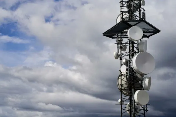 torres de telecomunicaciones contra el tiempo nublado