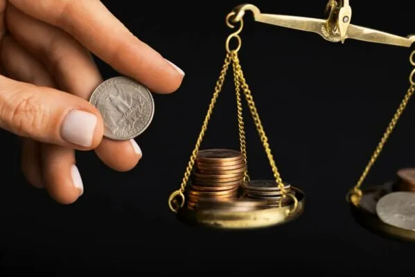 escala de moedas de dólar de natureza morta