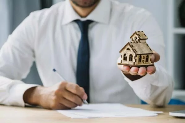 escrevendo-agente-imobiliario-segurando-casa