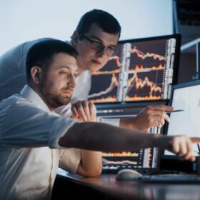 dois homens no escritorio analisando dados