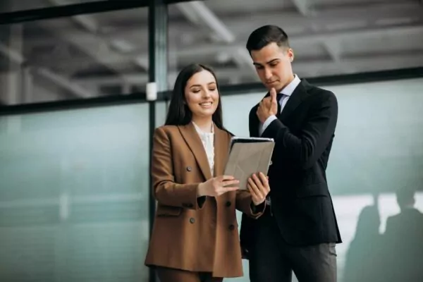 hombre-mujer-empresarios-trabajo-mesa-oficina