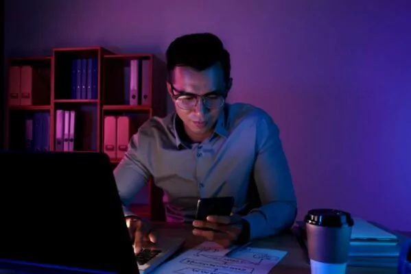 Hombre trabajando hasta tarde en el ordenador