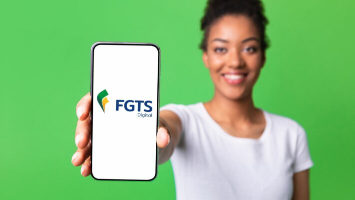 Mulher-segurando-celular-com-imagem-do-FGTS