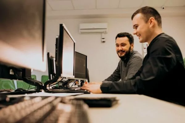 jovem-homem-webdesigners-trabalhando-computador