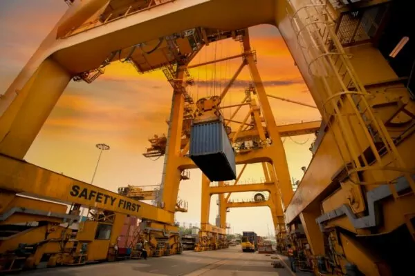 container operation in port series