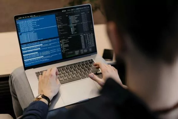 primer plano-hombre-escribiendo-código-portátil
