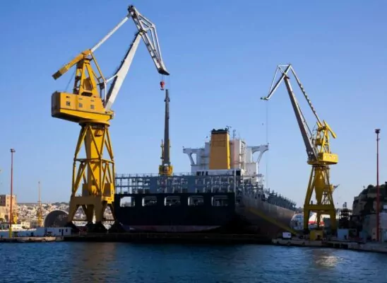 porto com navio atracado