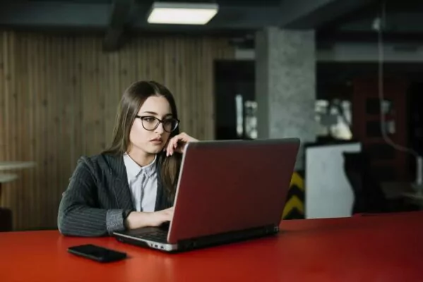 traje-tableta-portátil-mujer-de-empresa