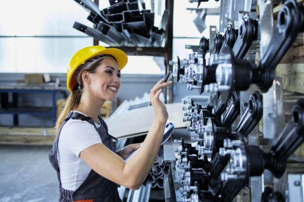 clm_mulher-funcionária-industrial-trabalhando-uniforme-capacete-verificando-a-produção-fábrica