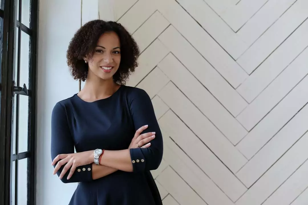 clm_woman-with-curly-hair-smiling
