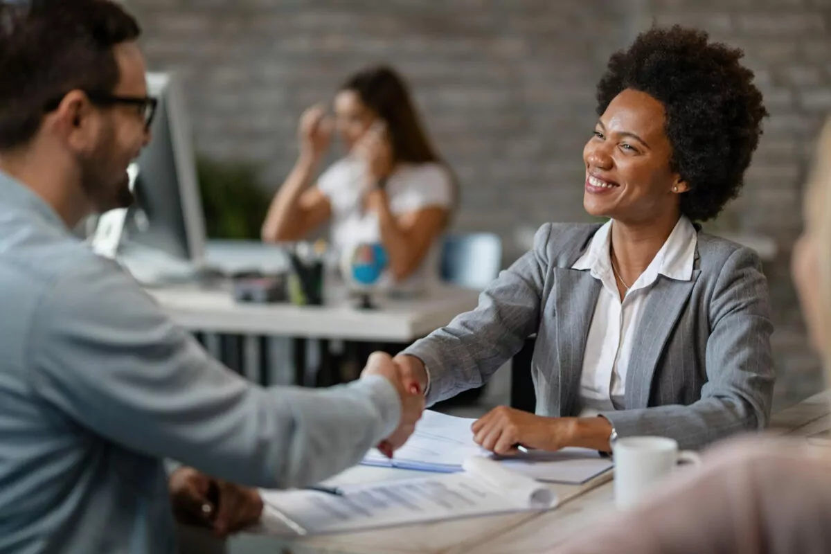 declaração de bens: profissional e cliente apertando as mãos