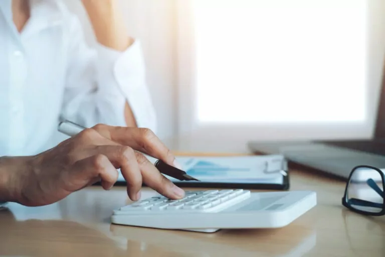 Recolher CBS e IBS fora do Simples ou mudar de regime tributário