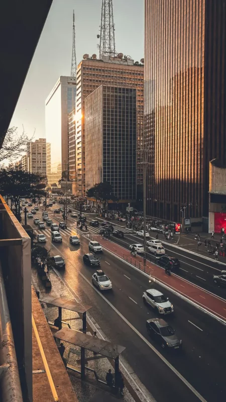 Avenida Paulista, em São Paulo, vista do alto no fim da tarde, com trânsito e prédios comerciais