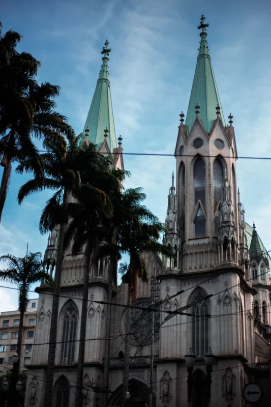 Catedral da Sé, no centro histórico de São Paulo, vista entre as palmeiras da praça
