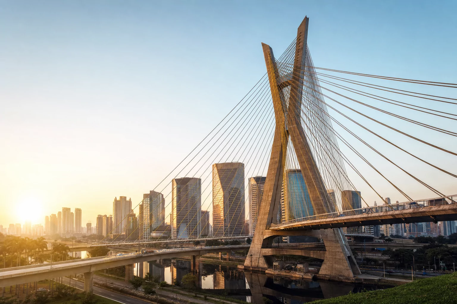 Escritório de contabilidade em São Paulo, Ponte Estaiada e skyline paulista